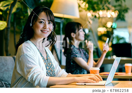 オフィスでチャットするテレワーク中の女性(カジュアル) オフィスでチャットするテレワーク中の女性(カジュアル) 67862258