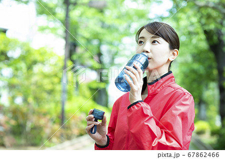 走る女性 67862466