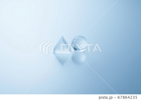 写りこみのある三角と球体のアクリル 写りこみのある三角と球体のアクリル 67864235