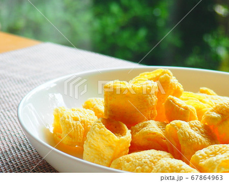 白皿のおいしそうなスナック菓子 白皿のおいしそうなスナック菓子 67864963