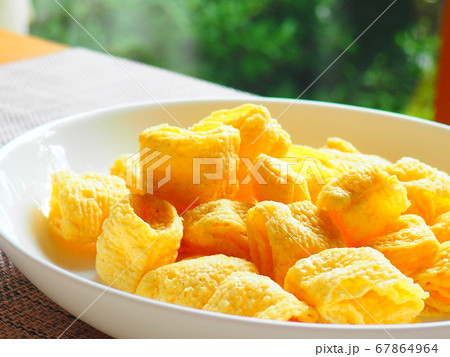 白皿のおいしそうなスナック菓子 67864964