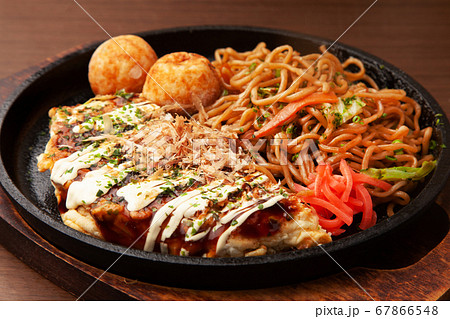 お好み焼き、焼きそば、たこ焼きセット お好み焼き、焼きそば、たこ焼きセット 67866548