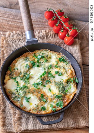 Frittata with ground meat and mozzarella 67866638