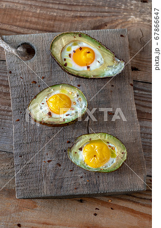 Baked eggs in avocado 67866647