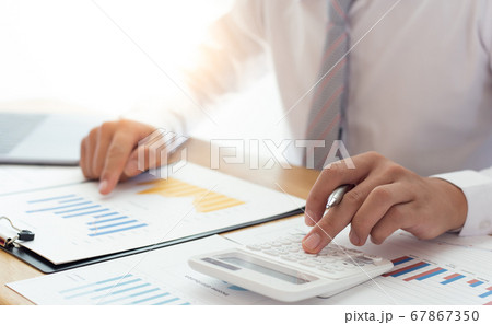 Businessmen use graphs to summarize results and calculate income-expenses to find financial balance points and use them to improve and advance business, finance and economic concepts. Businessmen use graphs to summarize results and calculate income-expenses to find financial balance points and use them to improve and advance business, finance and economic concepts. 67867350