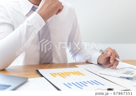 Businessmen use graphs to summarize results and calculate income-expenses to find financial balance points and use them to improve and advance business, finance and economic concepts. Businessmen use graphs to summarize results and calculate income-expenses to find financial balance points and use them to improve and advance business, finance and economic concepts. 67867351
