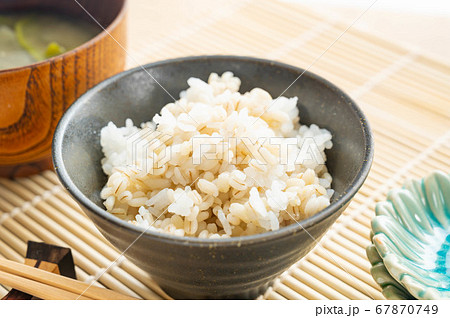 茶碗に盛ったもち麦ごはんと味噌汁 67870749