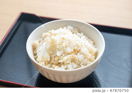 茶碗に盛ったもち麦ご飯 67870750