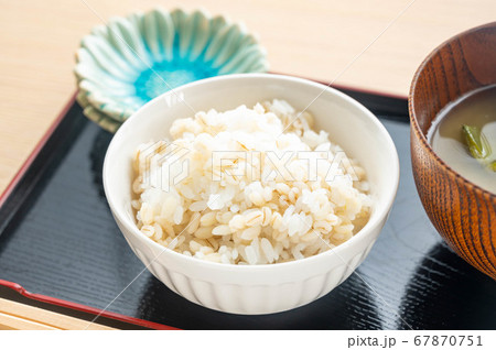 茶碗に盛ったもち麦ごはんと味噌汁 67870751