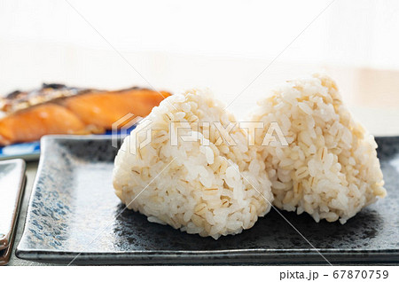 もち麦ご飯のおにぎり 67870759