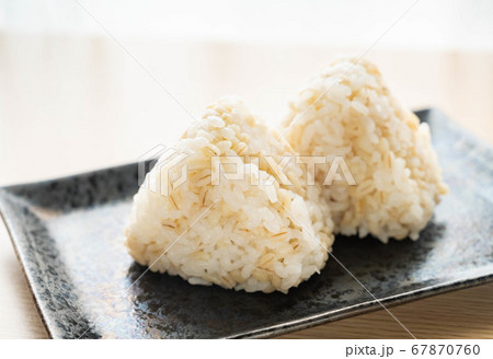 もち麦ご飯のおにぎり もち麦ご飯のおにぎり 67870760