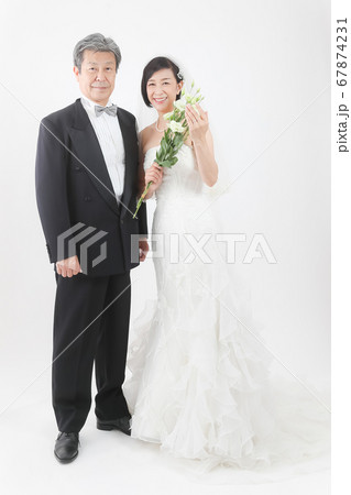 シニア層 ウエディングドレス姿  中高年ウエディング 婚活   67874231