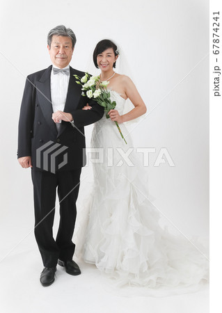 シニア層 ウエディングドレス姿 中高年ウエディング 婚活 シニア層 ウエディングドレス姿 中高年ウエディング 婚活 67874241