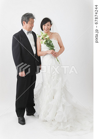 シニア層 ウエディングドレス姿  中高年ウエディング 婚活   67874244