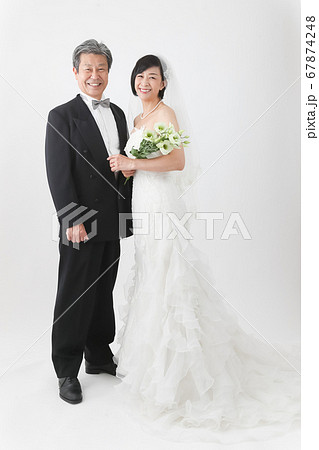 シニア層 ウエディングドレス姿 中高年ウエディング 婚活 の写真素材