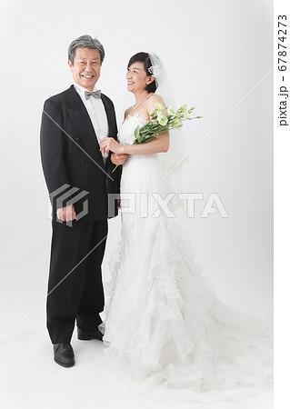 シニア層 ウエディングドレス姿  中高年ウエディング 婚活   67874273