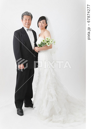 シニア層 ウエディングドレス姿  中高年ウエディング 婚活   67874277