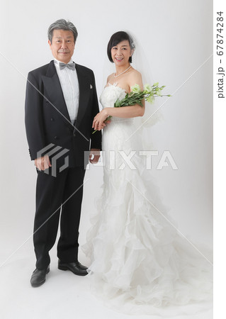 シニア層 ウエディングドレス姿  中高年ウエディング 婚活   67874284