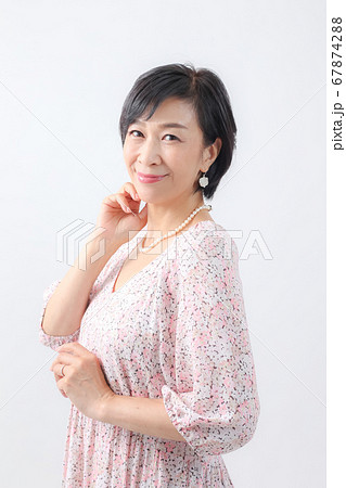 シニア層 ウエディングドレス姿  中高年ウエディング 婚活   67874288