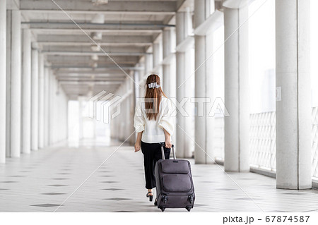 出張する女性 出張する女性 67874587