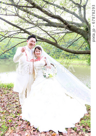 ウエディングドレスとタキシードの新郎新婦フォトウエディングロケ撮影の写真素材