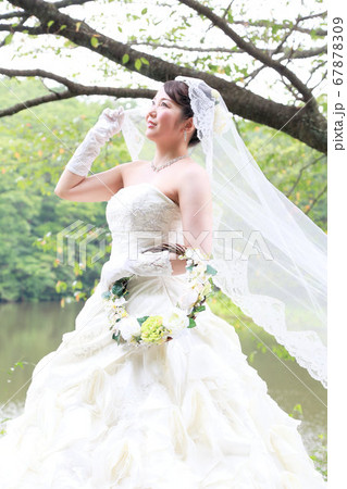 ウエディングドレスとタキシードの新郎新婦フォトウエディングロケ撮影の写真素材