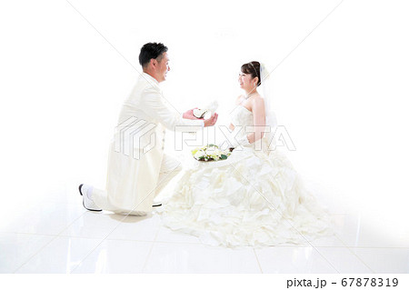 ウエディングドレスとタキシードの新郎新婦フォトウエディング白バック背景の写真素材