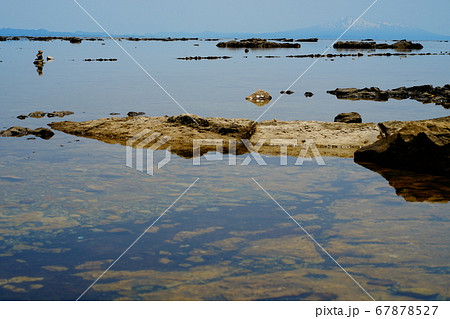 男鹿半島の鵜ノ崎海岸からの鳥海山 の写真素材