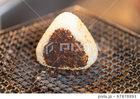 七輪で焼く大きな味噌焼きおにぎり 67878993