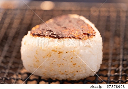 七輪で焼く大きな味噌焼きおにぎり 67878998