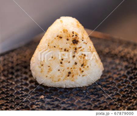 七輪で焼く大きな味噌焼きおにぎり 七輪で焼く大きな味噌焼きおにぎり 67879000