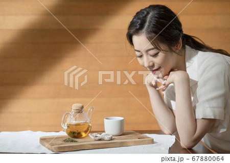 ライフスタイル 女性 女 67880064