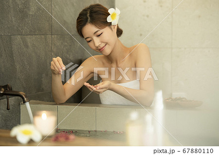 ビューティー 女性 女 67880110