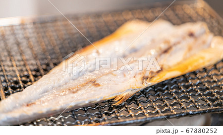 七輪で焼くサワラの干物 七輪で焼くサワラの干物 67880252