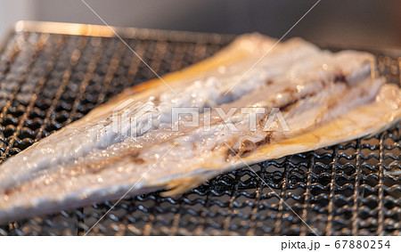 七輪で焼くサワラの干物 七輪で焼くサワラの干物 67880254