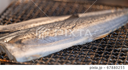 七輪で焼くサワラの干物 67880255