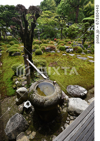 金剛寺　庭の手水鉢 67880440