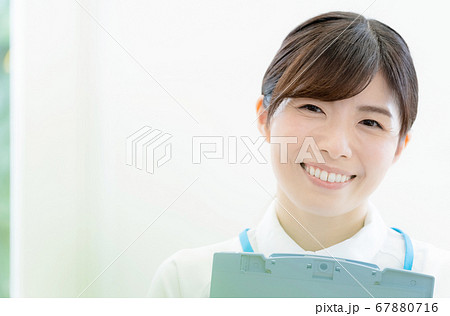 笑顔の女性看護師【ポートレート】 67880716
