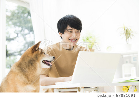 テレワーク 若い男性 犬 テレワーク 若い男性 犬 67881091