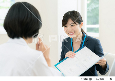 医師に営業するMR女性 67881110