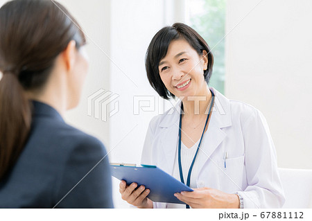 医師に営業するMR女性 67881112
