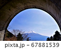 トンネルに富士山 67881539