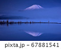 山中湖から霧の富士山 67881541