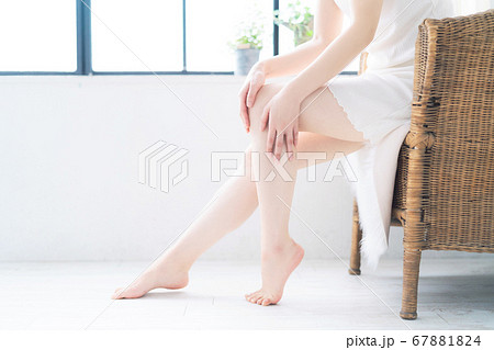 美脚イメージ　ボディケア　脱毛サロン 67881824