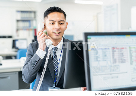 ビジネス ビジネスマン 男性 オフィス ビジネス ビジネスマン 男性 オフィス 67882159