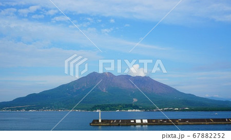 晴天の空と桜島 67882252