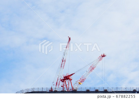 クレーン車と青空 67882255