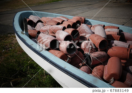 廃船に積まれたタコツボ 廃船に積まれたタコツボ 67883149