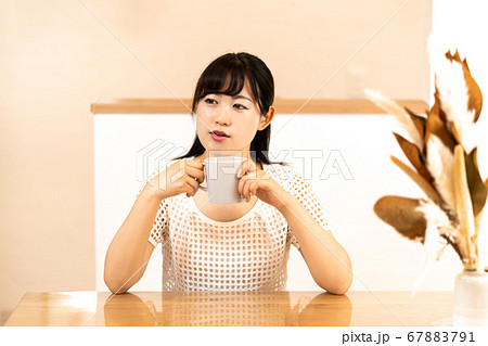 コーヒータイムの若い主婦 67883791