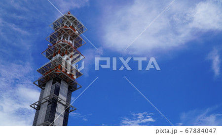 青空にそびえ立つ電波塔 青空にそびえ立つ電波塔 67884047